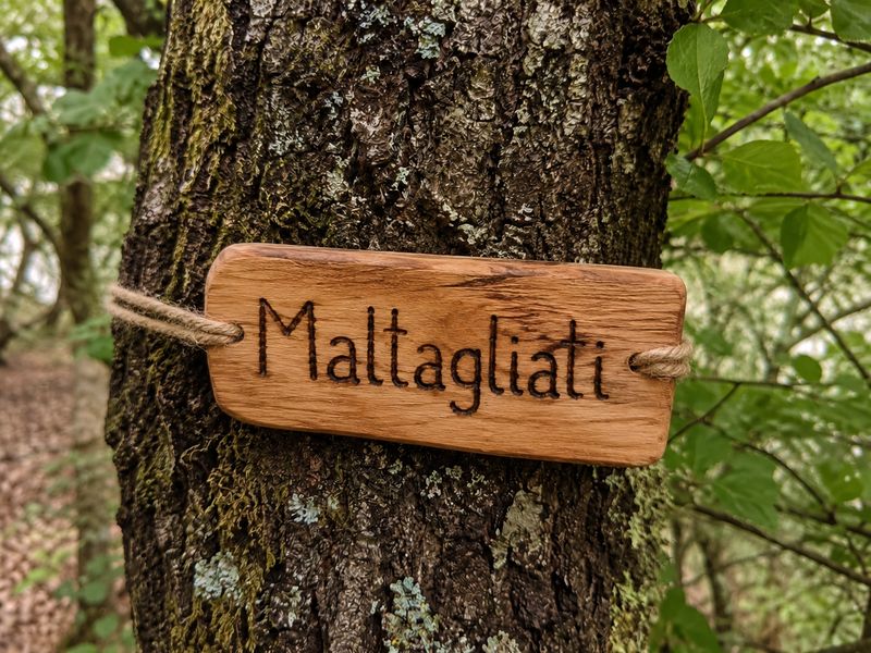 Cartellino in legno 'Maltagliati' inciso a pirografo