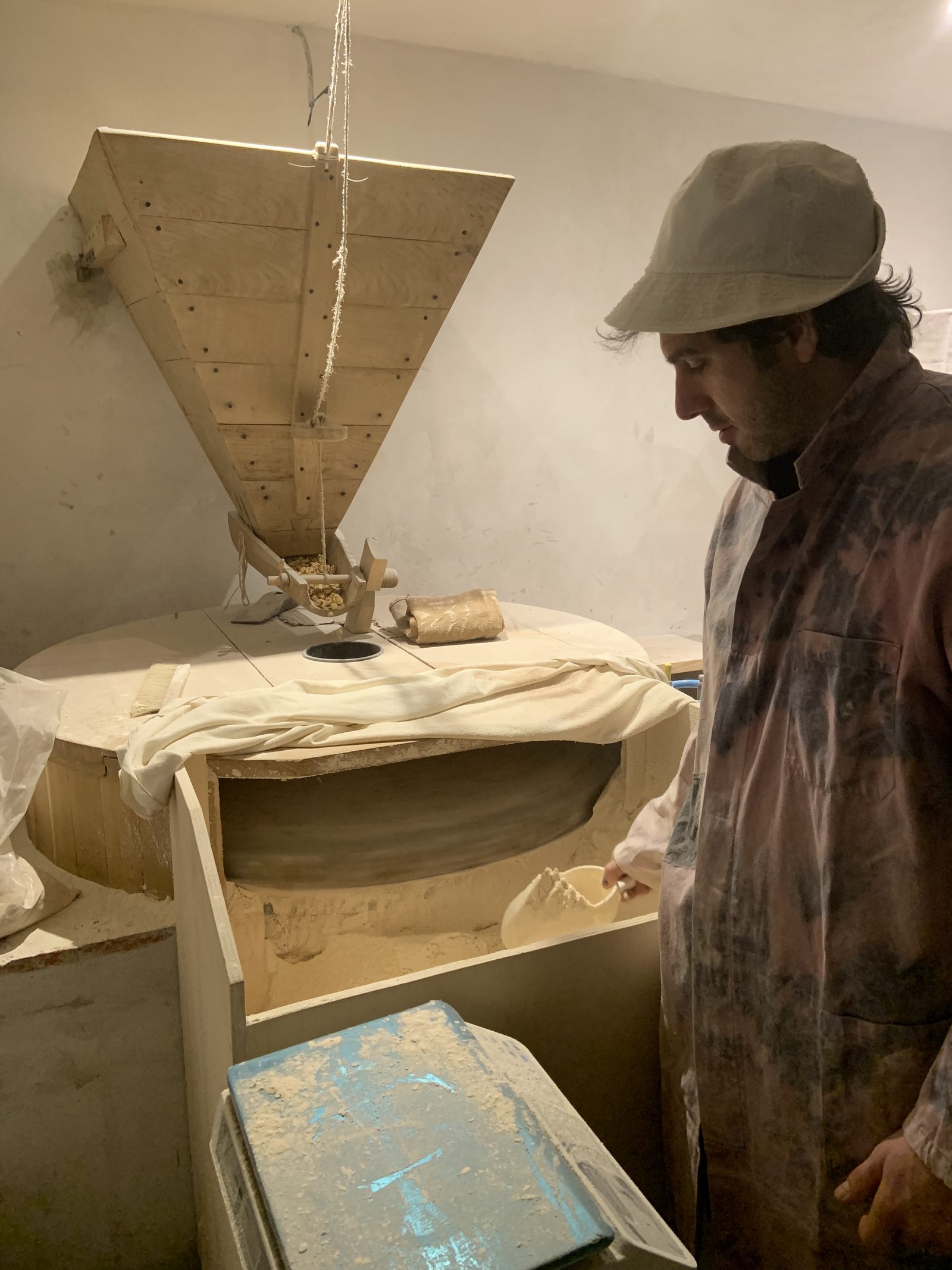 Interno del mulino restaurato — pietre del 1800 e acciaio inox